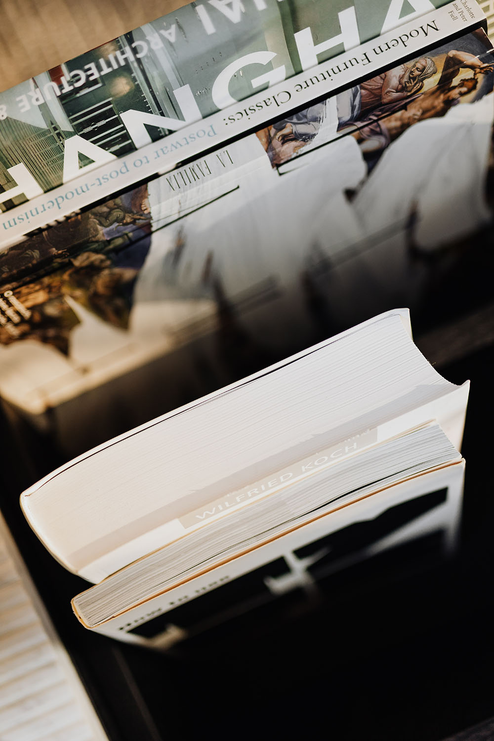 book-on-marble-shelf Bok på marmorsköhylla med minimalistisk inredning – balans och enkelhet i Feng Shui-inspirerat hem